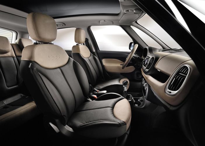 L’elegante interno della nuova Fiat 500 L. La nostra Casa automobilistica sta compiendo uno sforzo notevole per raggiungere la piena soddisfazione dei clienti. In mancanza di nuovi prodotti (fa eccezione proprio la 500 L) l’assistenza post vendita è fondamentale in attesa che il mercato riprenda a correre e le vendite di conseguenza