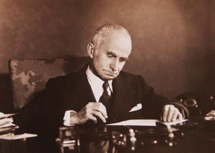 Dogliani: al Palazzo Comunale arriva "La difficile arte del banchiere" Dogliani: al Palazzo Comunale arriva "La difficile arte del banchiere"