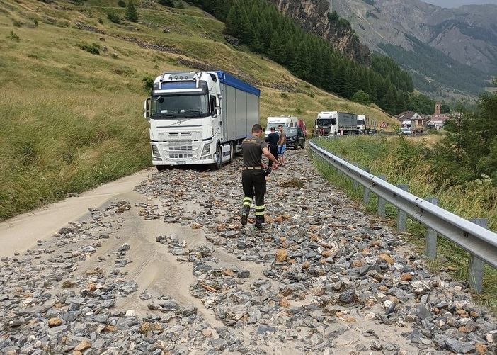 La sede stradale della SS21 è stata invasa da pietre e detriti bloccando il traffico: al momento resta chiusa