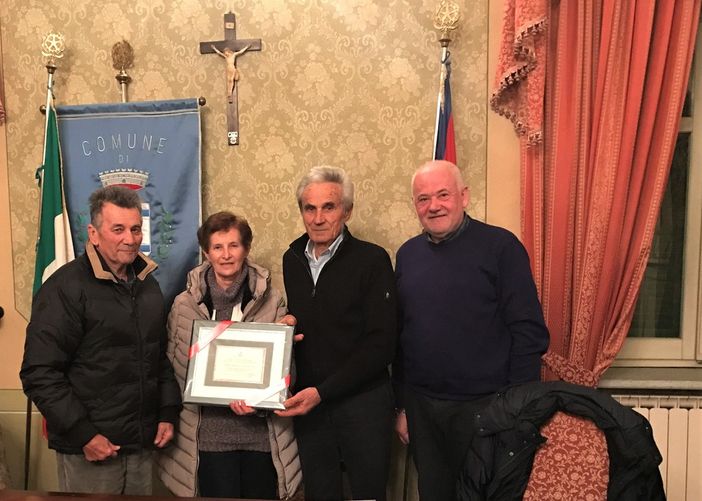 Il sindaco Mellano consegna la targa alla famiglia Mattio