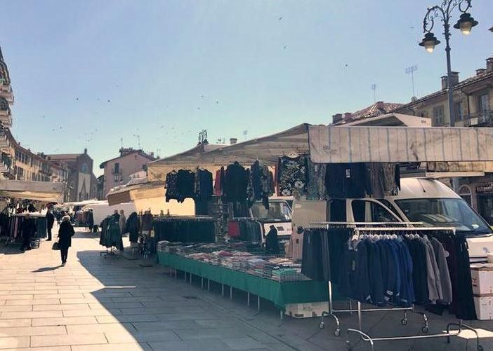 Saluzzo: 1° Maggio, mercato regolare con le bancarelle come ogni sabato Saluzzo: 1° Maggio, mercato regolare con le bancarelle come ogni sabato