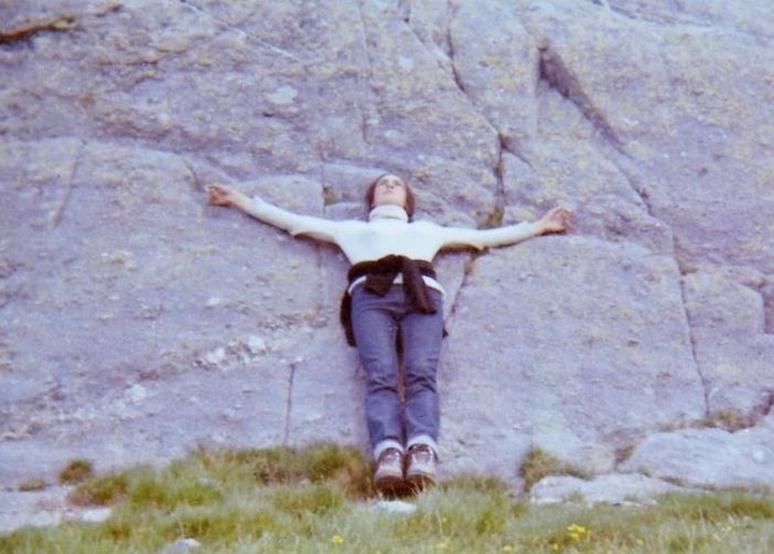 Amante della libertà vera, fatta di un profondo sentire del cuore, di Emiliana Razé e del suo amore per la montagna è eloquente l'immagine con le braccia spalancate alla vita scattata dal fratello Carlo nella Val des Meraveilles