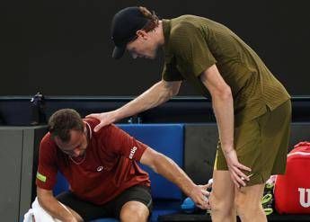 Gaston piange, Sinner lo consola: "Dispiace vincere così"