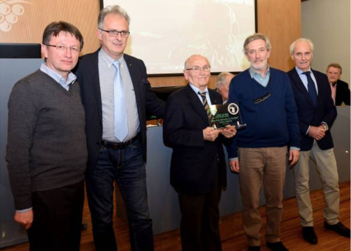 Albino Gallina al centro con targa in mano. Premiato nella consegna del Premio Sportivo dell'anno dall'Unione Nazionale Veterani dello Sport