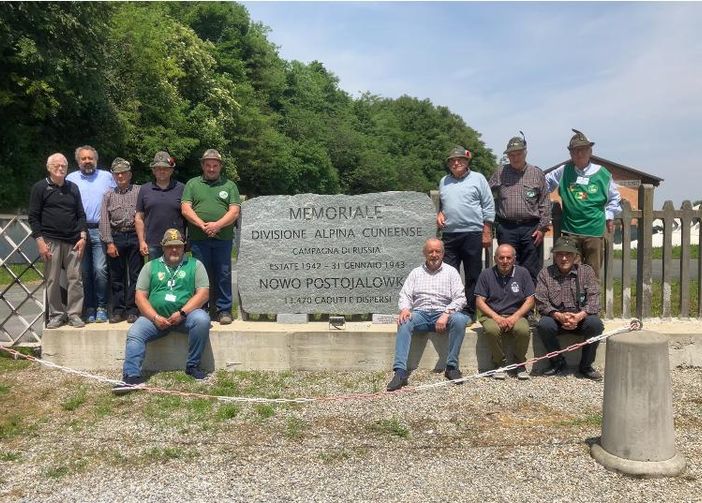 Gruppo alpini di Ormea in visita al Memoriale della Divisione Alpina Cuneense di Cuneo Gruppo alpini di Ormea in visita al Memoriale della Divisione Alpina Cuneense di Cuneo