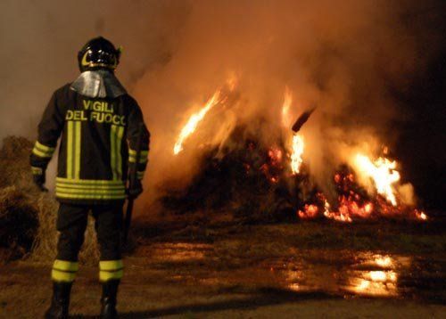 Domato l’incendio a Ceresole d’Alba: cascina salva, fienile distrutto