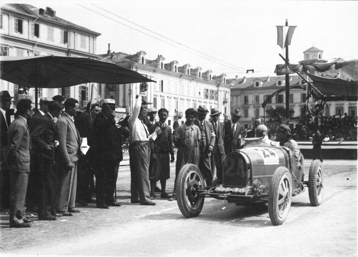 Un’auto in partenza da piazza Galimberti a Cuneo in occasione di una delle primissime edizioni della Cuneo – Colle della Maddalena Un’auto in partenza da piazza Galimberti a Cuneo in occasione di una delle primissime edizioni della Cuneo – Colle della Maddalena
