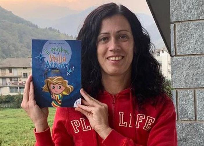 Serena Tomatis con il suo libro “Il mistero della stella azzurra” Serena Tomatis con il suo libro “Il mistero della stella azzurra”