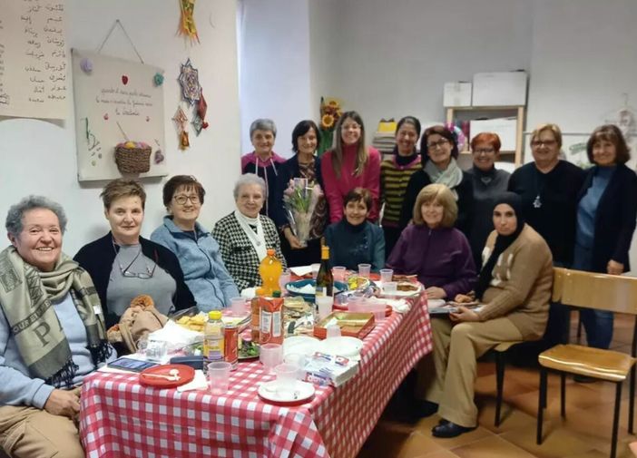 La vicesindaca e assessora ai ai Servizi Sociali Beatrice Aimar insieme al gruppo del laboratorio "Intrecci"