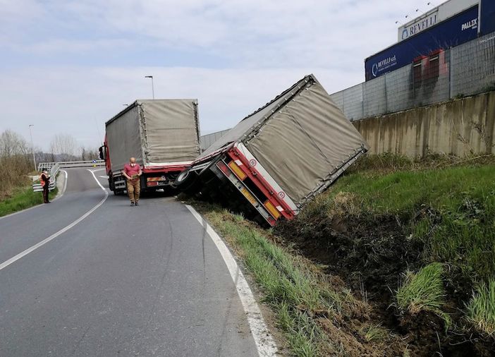 Il mezzo parzialmente rovesciato ai piedi di Verduno