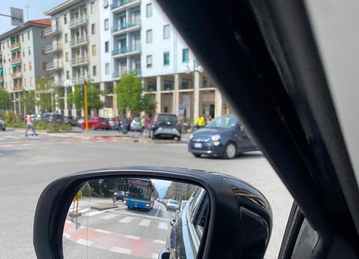 Macchina finisce sull'isola spartitraffico tra corso Nizza e corso Giolitti Macchina finisce sull'isola spartitraffico tra corso Nizza e corso Giolitti