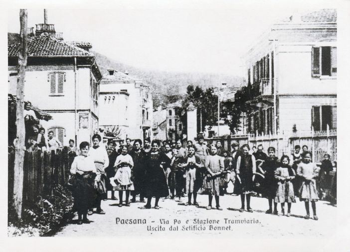 Uscita dei lavoratori dal setificio Bonnet di Paesana in una foto d'epoca