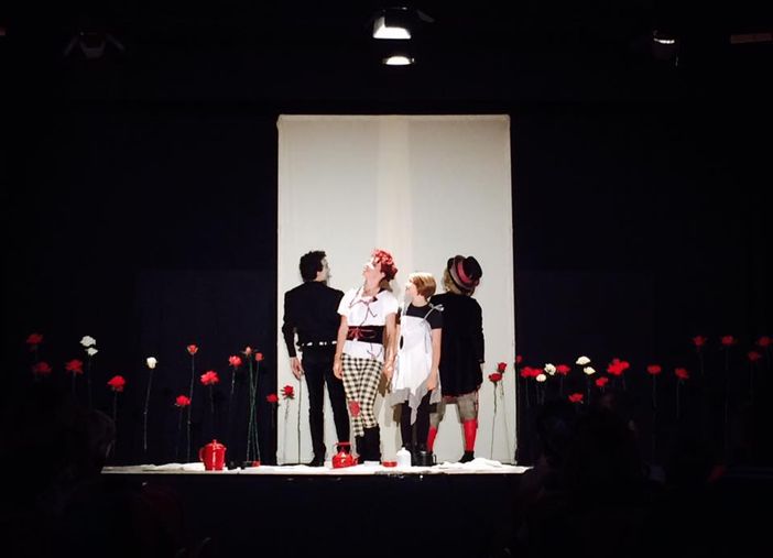 Alice "sotto attacco": un passo oltre le paure Alice "sotto attacco": un passo oltre le paure