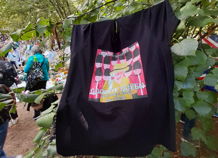 La maglia lasciata a Green Park nell'apposita area per rendere omaggio alla Regina