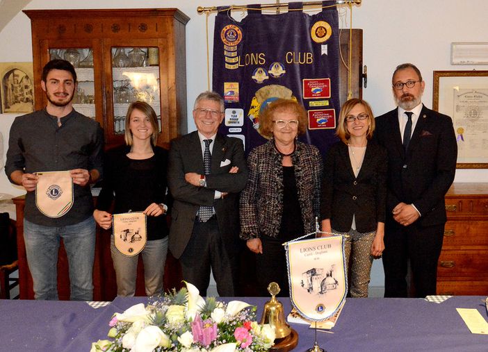 Da sinistra, Marco Bozzolo, Chiara Franco, Raffaele Sasso, la presidente del L.C. Carrù-Dogliani, Silvana Botto, Erica Azzoaglio e il PZ Paolo Candela