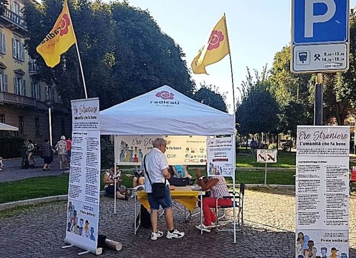 Un banchetto per la raccolta firme dei Radicali, immagine di repertorio