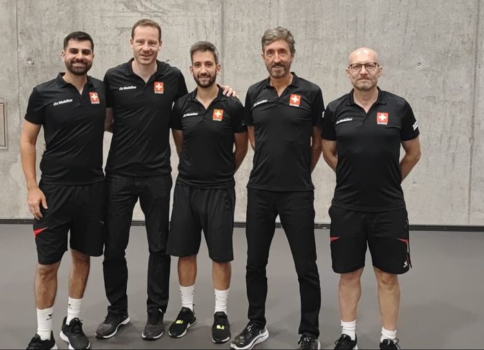 Lo staff della Nazionale svizzera maschile con il viceallenatore biancorosso Emanuele Aime al centro Lo staff della Nazionale svizzera maschile con il viceallenatore biancorosso Emanuele Aime al centro
