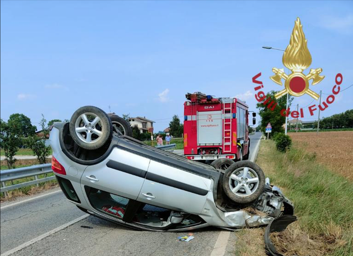 Auto si cappotta in località Trucchi di Cuneo. Incastrato il conducente, non è grave Auto si cappotta in località Trucchi di Cuneo. Incastrato il conducente, non è grave