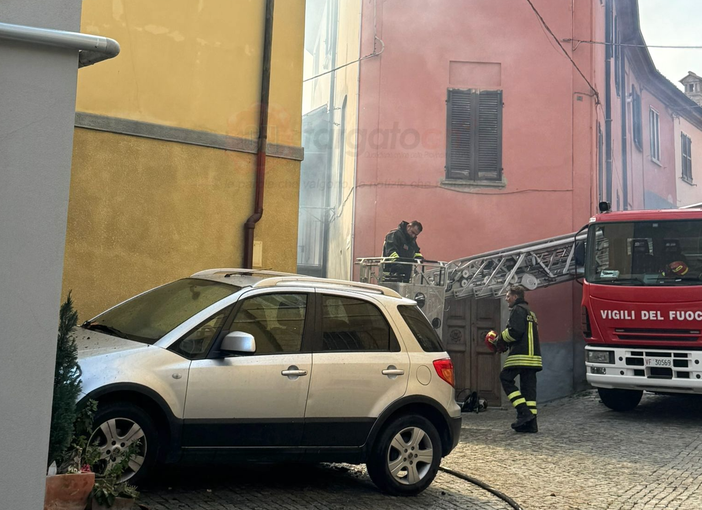 A sinistra l'abitazione interessata dall'incendio A sinistra l'abitazione interessata dall'incendio