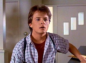Un giovane Michael J. Fox nei panni di Marty McFly