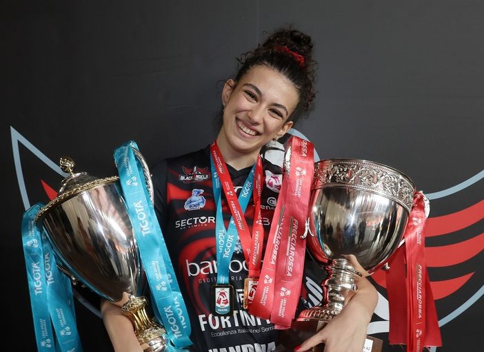 Giulia Viscioni con i trofei conquistati con la maglia del Perugia Giulia Viscioni con i trofei conquistati con la maglia del Perugia