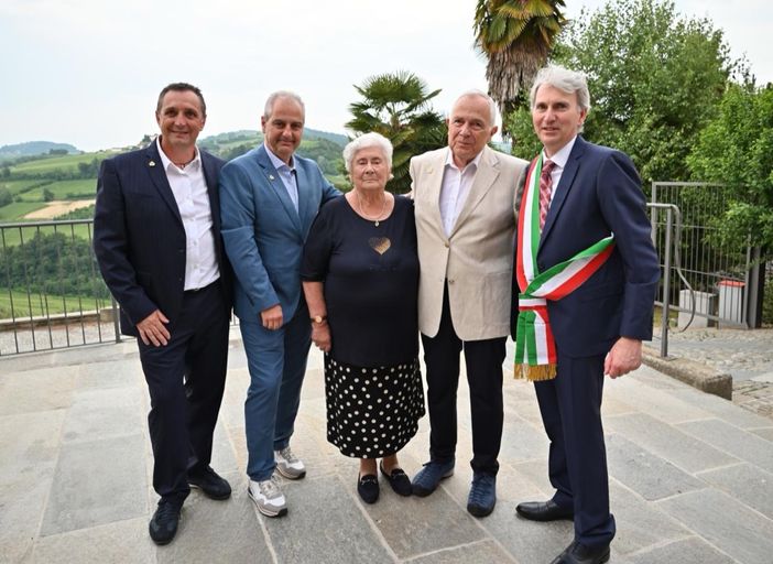 Renza Veglio cittadina onoraria di Castiglione Falletto insieme al sindaco onorario del comune gemello di Muntelier