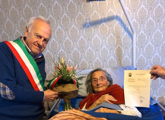 Teresa Ghibaudo, 105 anni e il sindaco di Verzuolo Giancarlo Panero Teresa Ghibaudo, 105 anni e il sindaco di Verzuolo Giancarlo Panero
