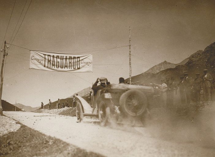 Un’auto che prese parte all’edizione del 1925 della Cuneo-Colle della Maddalena mentre sfreccia sul traguardo