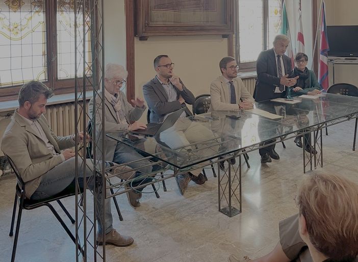 Il tavolo di confronto. Da destra: la presidente di Alba Sotto le Torri – Commercianti Centro Storico Micaela Delsanto, il presidente ACA Giuliano Viglione, il sindaco Alberto Gatto, gli assessori Davide Tibaldi, Roberto Cavallo e Edoardo Fenocchio Il tavolo di confronto. Da destra: la presidente di Alba Sotto le Torri – Commercianti Centro Storico Micaela Delsanto, il presidente ACA Giuliano Viglione, il sindaco Alberto Gatto, gli assessori Davide Tibaldi, Roberto Cavallo e Edoardo Fenocchio