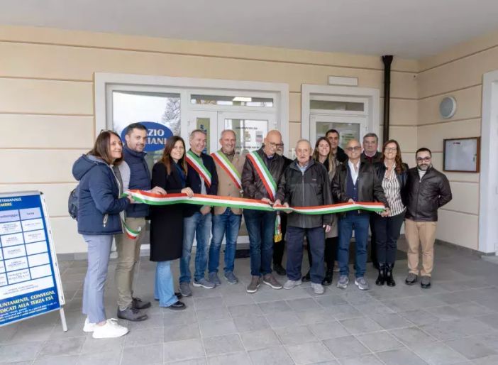 Il taglio del nastro all'inaugurazione dello Spazio Anziani