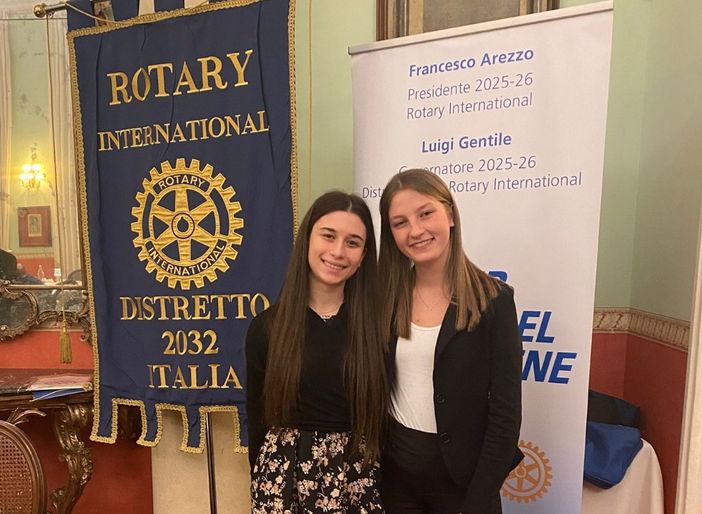 Le due studentesse della 5ªB del Liceo Soleri Bertoni di Saluzzo, Alissa Carle e Anna Rinaudo, che hanno partecipato al progetto Rotary Youth Program of Enrichment