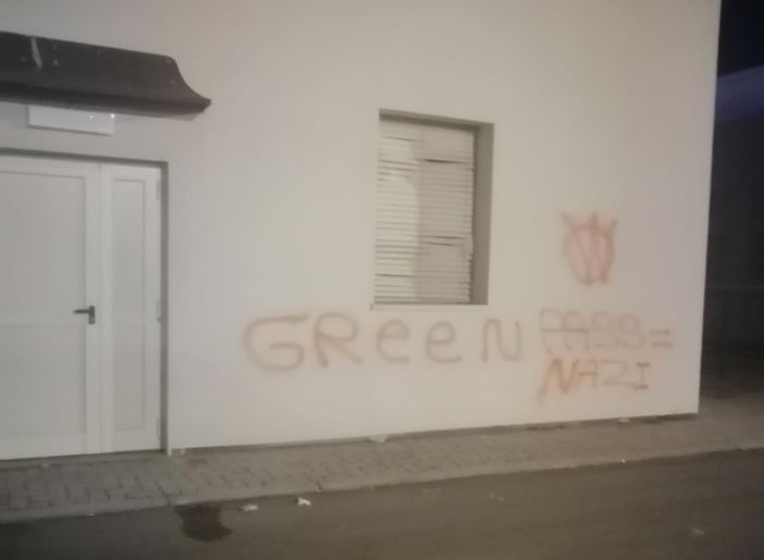 Compare sul muro sud-est della ex "sala contrattazioni" di Fossano la scritta: "Green Pass uguale Nazi" Compare sul muro sud-est della ex "sala contrattazioni" di Fossano la scritta: "Green Pass uguale Nazi"