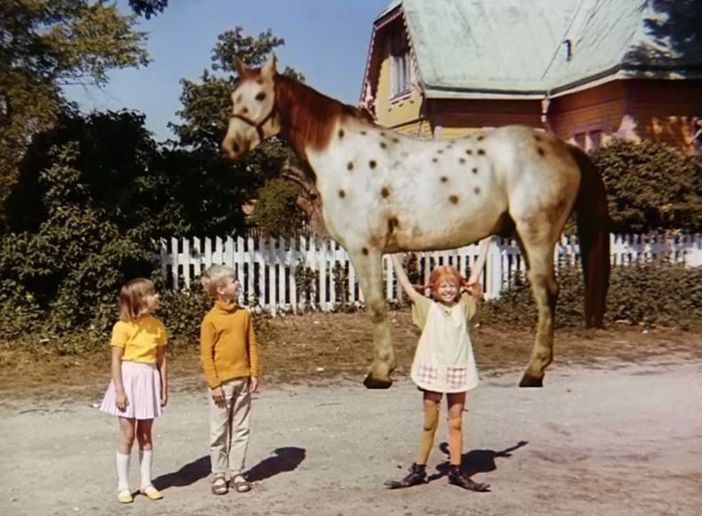 Pippi Calzelunghe di Olle Hellbom, con gli attori Inger Nilsson: Pippi Calzelunghe · Maria Persson: Annika Settergren · Pär Sundberg: Tommy Settergren