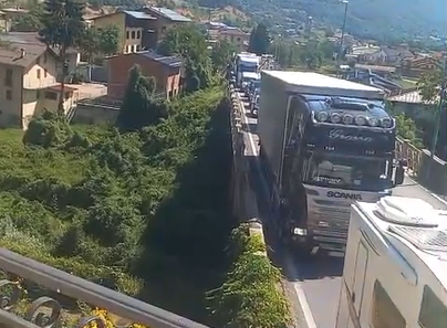 In vacanza a Demonte senza riposo per traffico e smog: "Per quanto dovrò ancora sopportare? Basterebbe spostare il semaforo" [VIDEO]