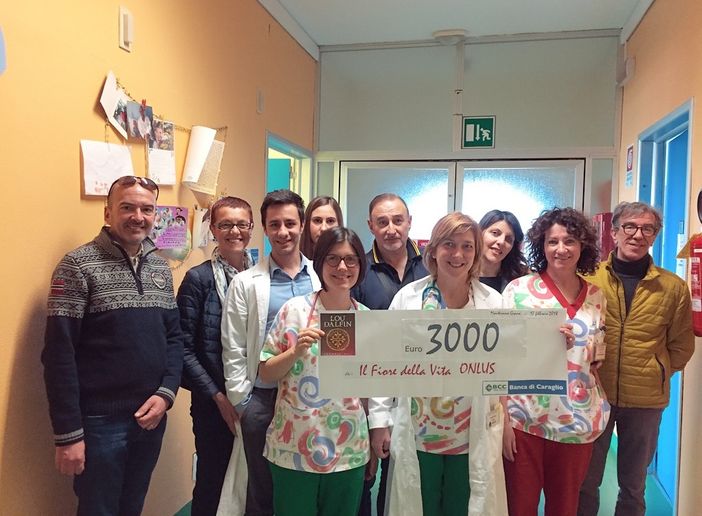 I Lou Dalfin consegnano i soldi all'associazione