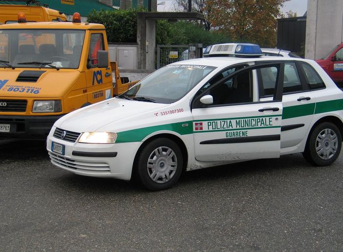 Un'auto della Polizia Locale di Guarene
