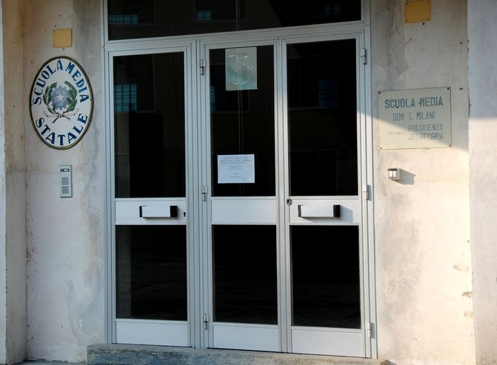 La sbiadita targa che indica dirigenza e segreteria delle Scuole di Paesana: un segno premonitore?