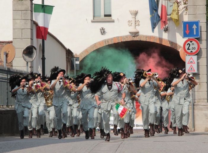 Dagli inni militari al jazz: in arrivo a Bra il concerto della Fanfara dei Bersaglieri Arturo Scattini