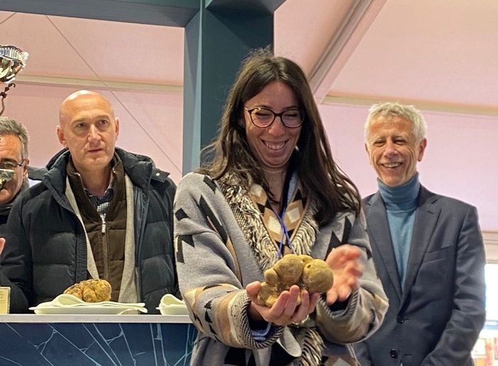 Carlotta Bonino, di Tartufi Morra, premiata per il miglior esemplare presentato al concorso Tartufo Reale
