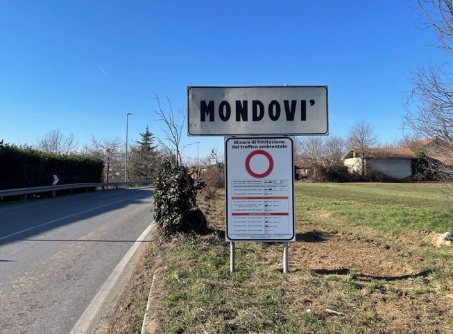 Mondovì, installati i primi cartelli per i semafori antismog
