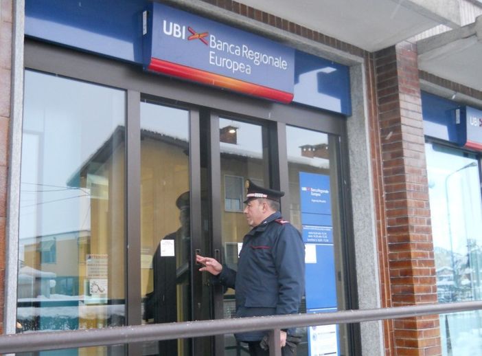 Il comandante la locale stazione dei carabinieri di fronte alla filiale della Bre di Revello