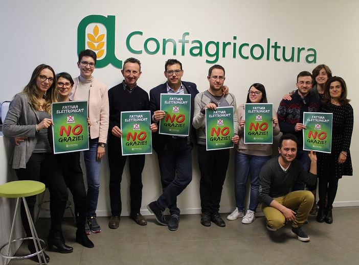 Funzionari e dipendenti di Confagricoltura Cuneo con le locandine della protesta contro la fatturazione elettronica Funzionari e dipendenti di Confagricoltura Cuneo con le locandine della protesta contro la fatturazione elettronica