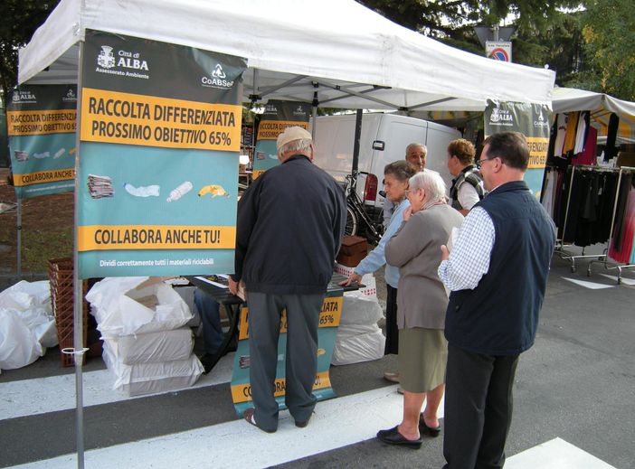 Obiettivo 65%: grande successo dei punti informativi sulla raccolta differenziata ad Alba