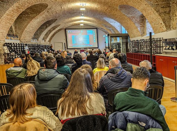 A Barolo “L’annata che verrà”: esperti e produttori raccontano in anteprima il Re dei Vini 2022 A Barolo “L’annata che verrà”: esperti e produttori raccontano in anteprima il Re dei Vini 2022