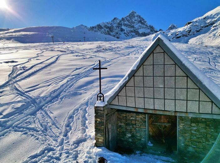 La Cappella della Madonna della Neve ai piedi del Monviso, ora in stato di abbandono (Foto di Davide Giordano)