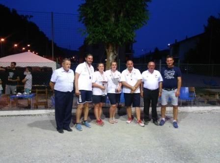 Da destra, il presidente dell’Associazione Giubea Davide Rinaudo, l’arbitro, le formazioni prima e seconda classificata e il rappresentante della Federazione durante la premiazione