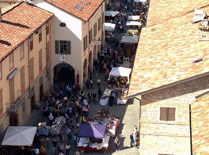 Uno scorcio su Cherasco invasa dai turisti