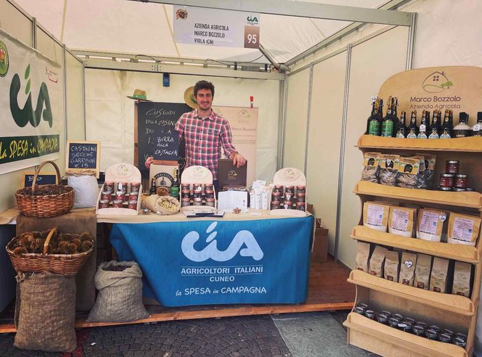 Marco Bozzolo impegnato nella vendita diretta delle castagne e dei prodotti derivati Marco Bozzolo impegnato nella vendita diretta delle castagne e dei prodotti derivati