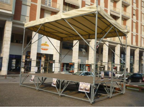 Il Comune di Cuneo mette all'asta un palco e una tribuna prefabbricata