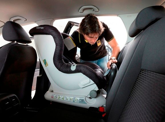 Controlli a tappeto della polizia stradale sull'uso delle cinture di sicurezza e sistemi di ritenuta per bambini